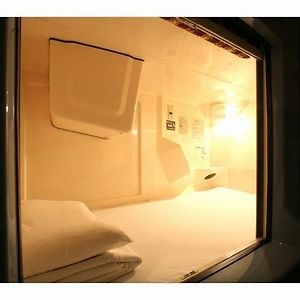 Capsulehotel Alleen voor Mannen op de Bovenverdieping